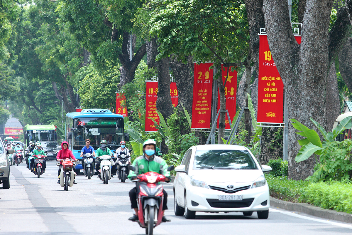 Đường phố Hà Nội rực rỡ sắc đỏ màu cờ Tổ quốc chào mừng Ngày Quốc khánh 2/9 - Ảnh 1.