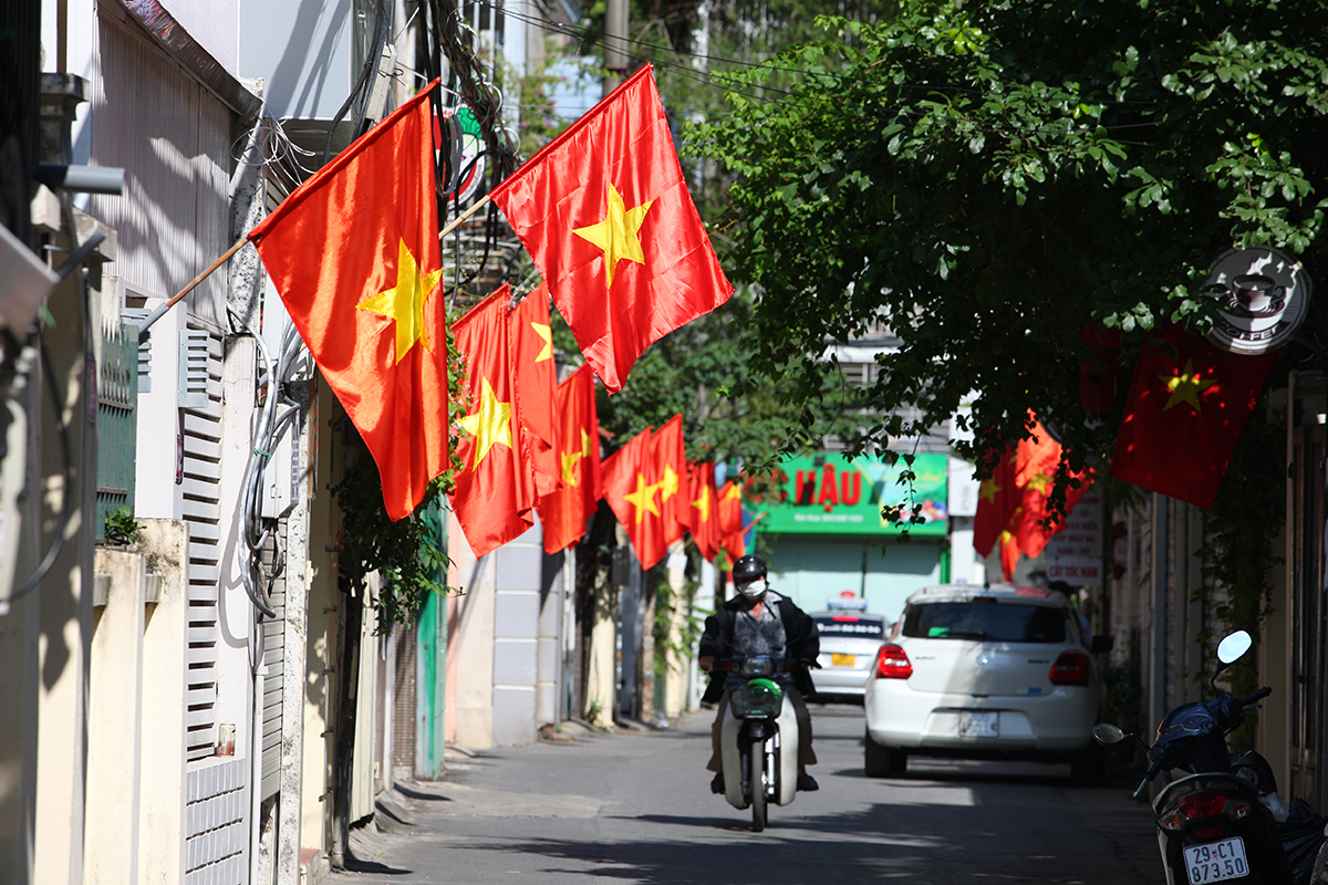 Đường phố Hà Nội rực rỡ sắc đỏ màu cờ Tổ quốc chào mừng Ngày Quốc khánh 2/9 - Ảnh 8.