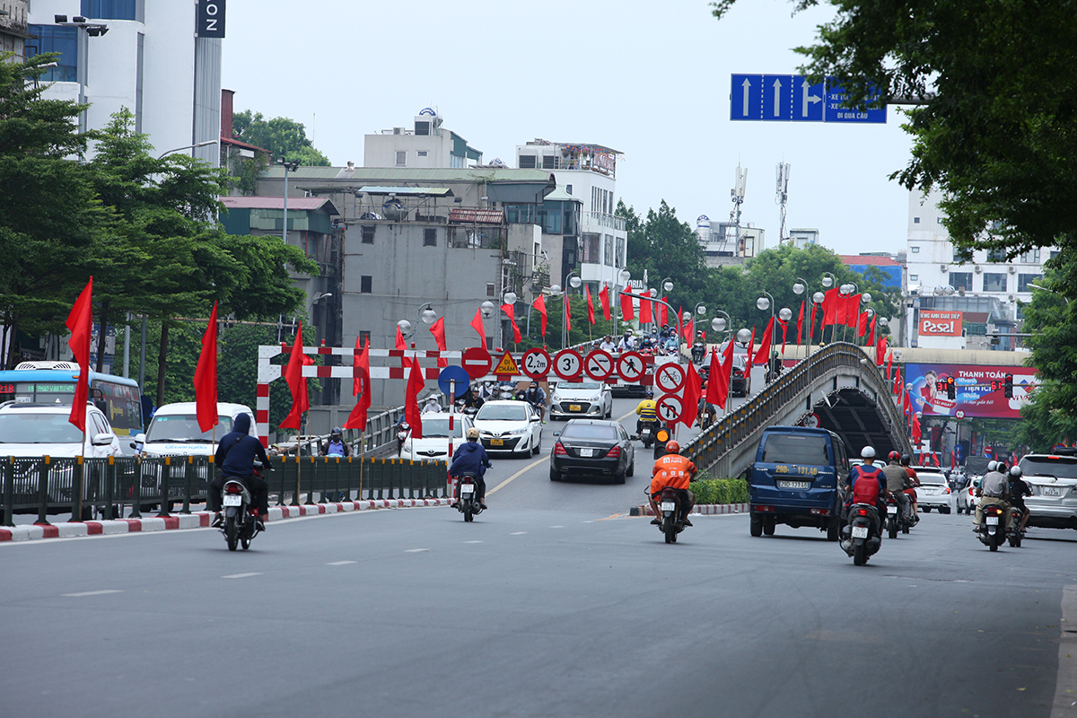 Đường phố Hà Nội rực rỡ sắc đỏ màu cờ Tổ quốc chào mừng Ngày Quốc khánh 2/9 - Ảnh 9.