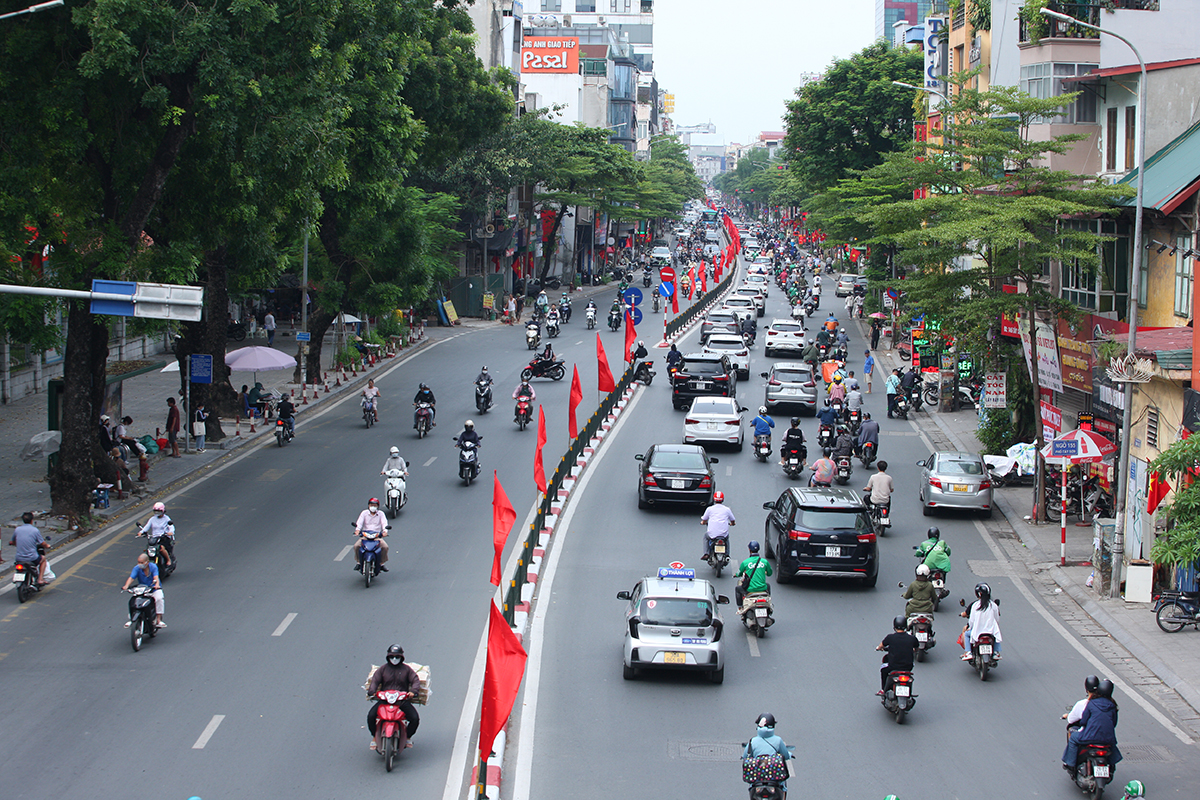Đường phố Hà Nội rực rỡ sắc đỏ màu cờ Tổ quốc chào mừng Ngày Quốc khánh 2/9 - Ảnh 3.
