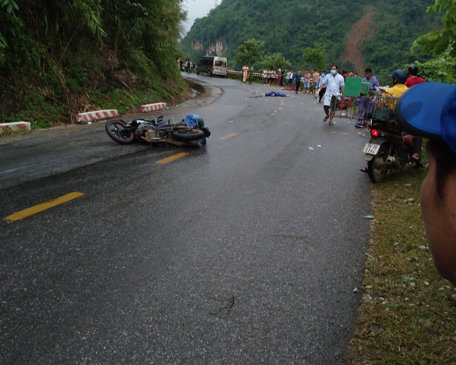 Gặp nạn tr&ecirc;n đường về qu&ecirc; nghỉ lễ, hai vợ chồng tử vong - Ảnh 1.