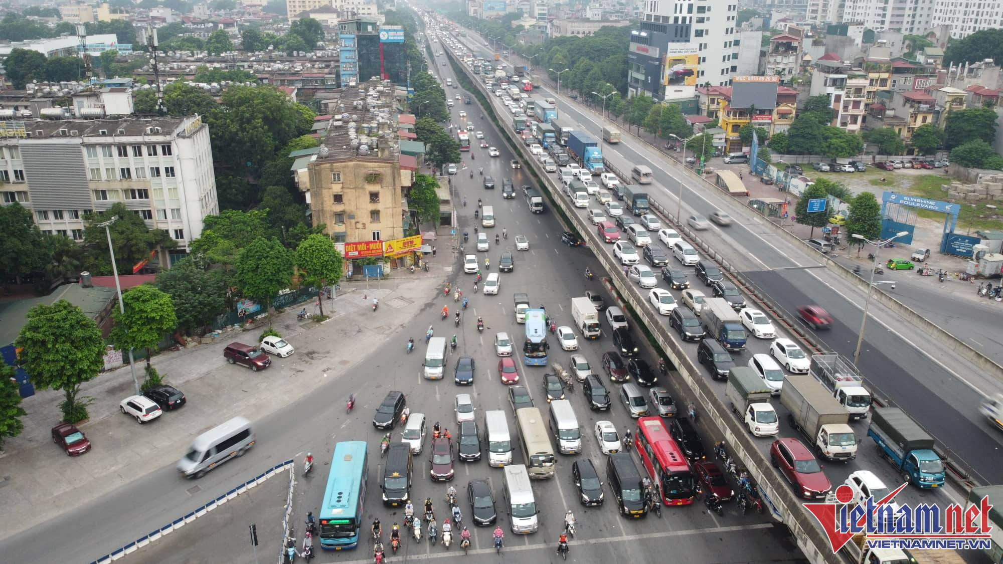 Rời Hà Nội nghỉ lễ 2/9, người dân chôn chân dưới mưa, ùn dài 8km - Ảnh 4.