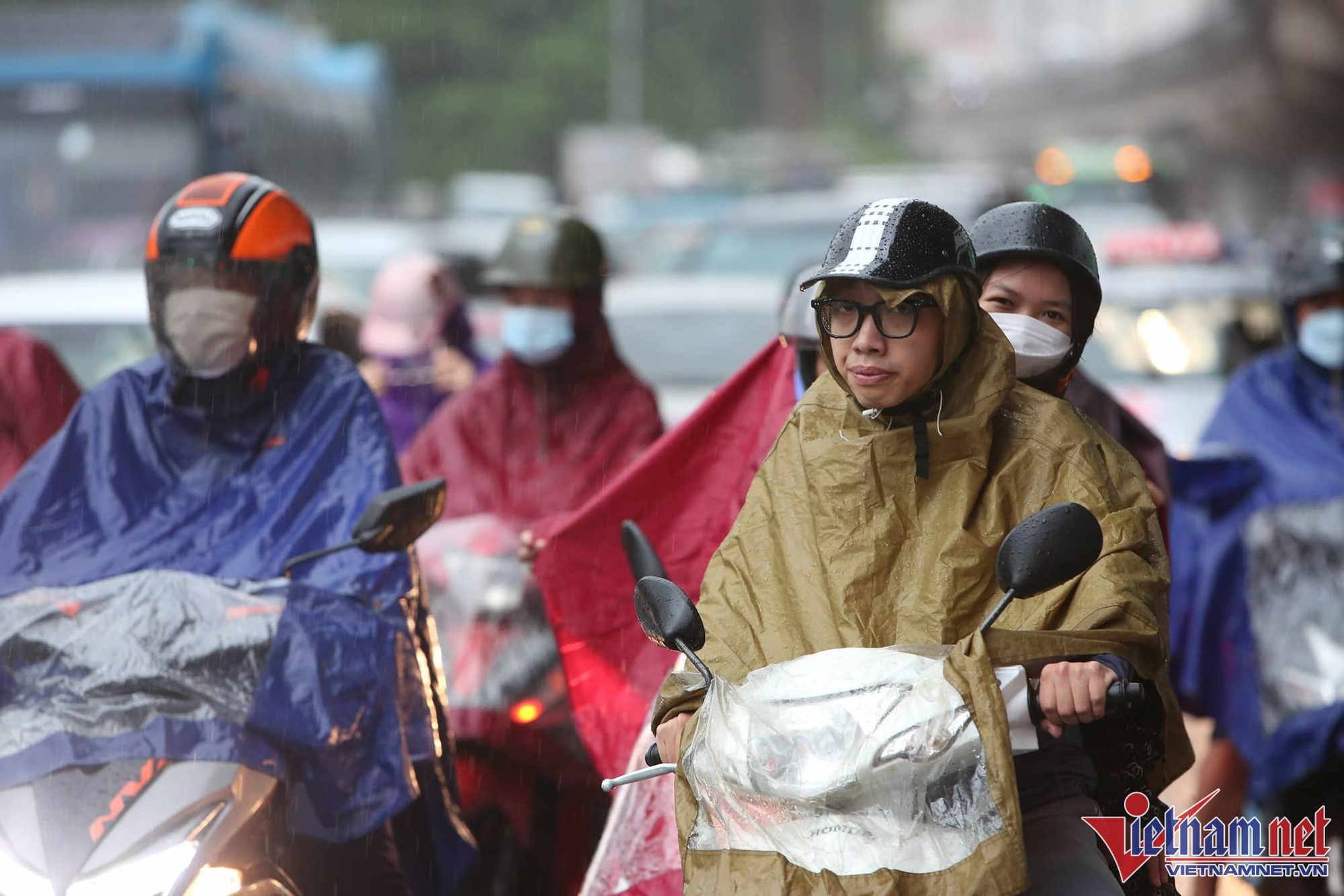 Rời Hà Nội nghỉ lễ 2/9, người dân chôn chân dưới mưa, ùn dài 8km - Ảnh 6.