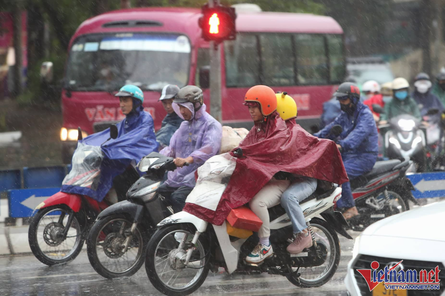 Rời Hà Nội nghỉ lễ 2/9, người dân chôn chân dưới mưa, ùn dài 8km - Ảnh 7.