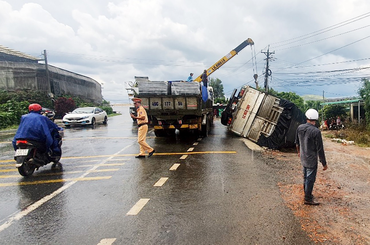 Hai người bị &ocirc;t&ocirc; tải lật đ&egrave; chết tr&ecirc;n quốc lộ 20 - Ảnh 1.