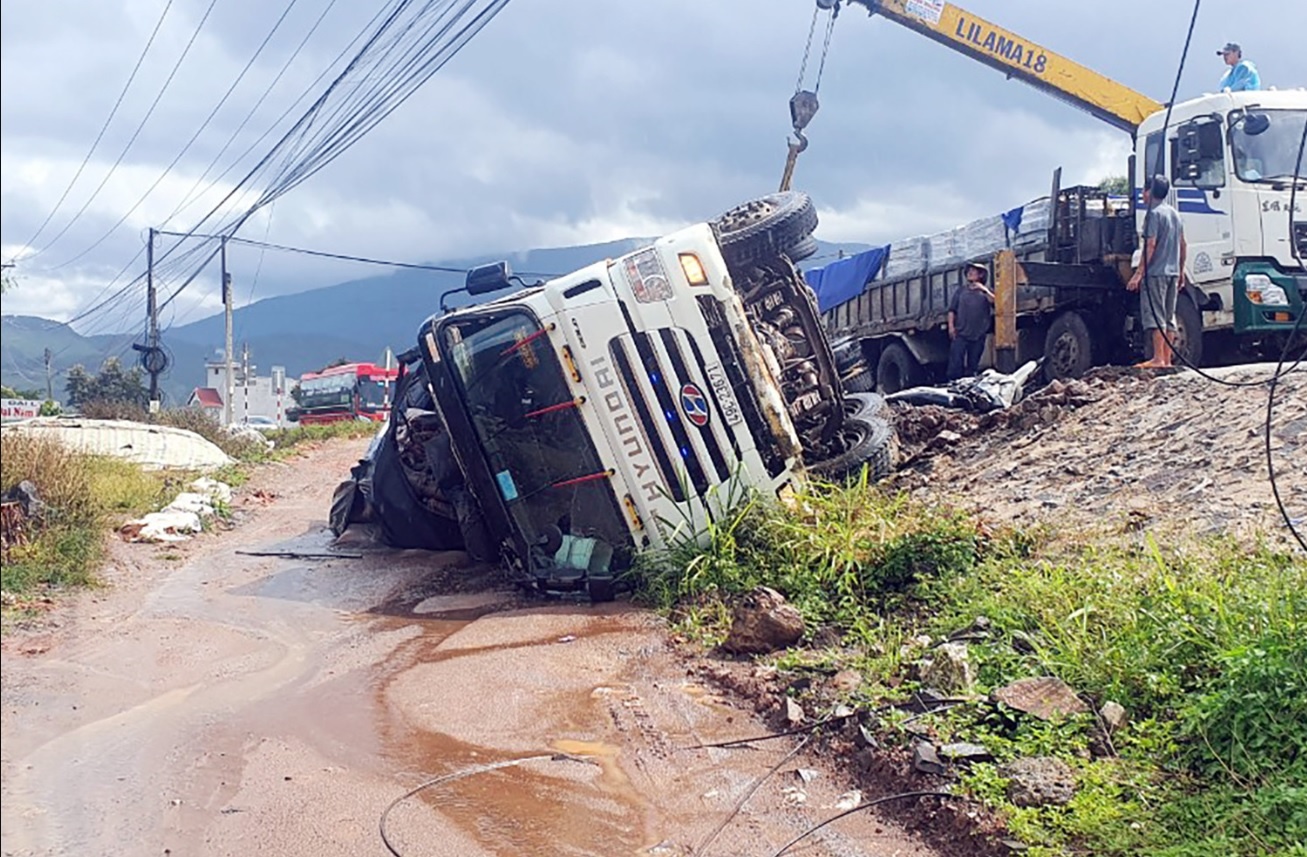 Hai người bị &ocirc;t&ocirc; tải lật đ&egrave; chết tr&ecirc;n quốc lộ 20 - Ảnh 2.