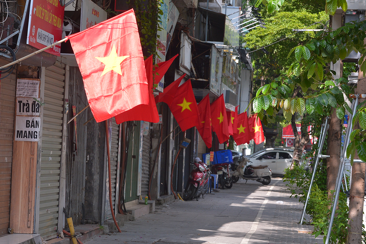 Đường phố Hà Nội rực rỡ sắc đỏ màu cờ Tổ quốc chào mừng Ngày Quốc khánh 2/9 - Ảnh 10.