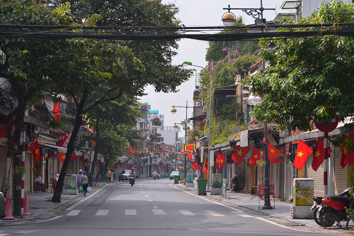 Đường phố Hà Nội rực rỡ sắc đỏ màu cờ Tổ quốc chào mừng Ngày Quốc khánh 2/9 - Ảnh 7.
