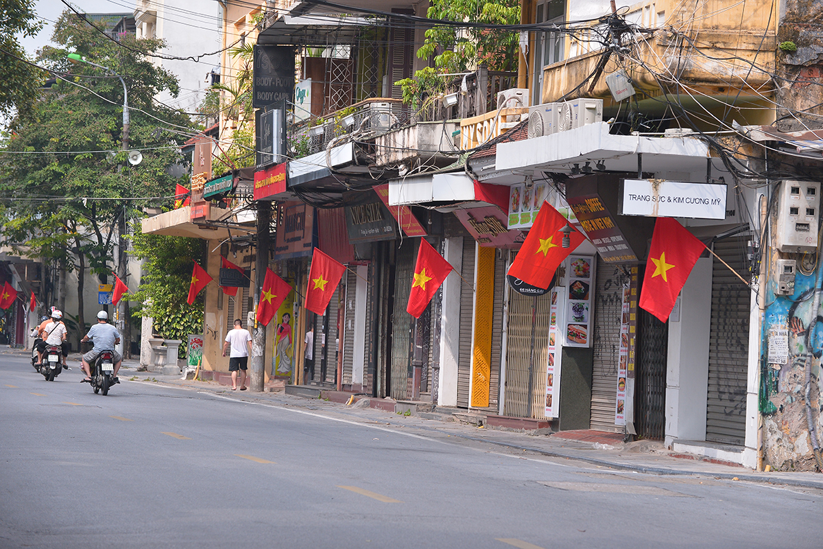 Đường phố Hà Nội rực rỡ sắc đỏ màu cờ Tổ quốc chào mừng Ngày Quốc khánh 2/9 - Ảnh 5.