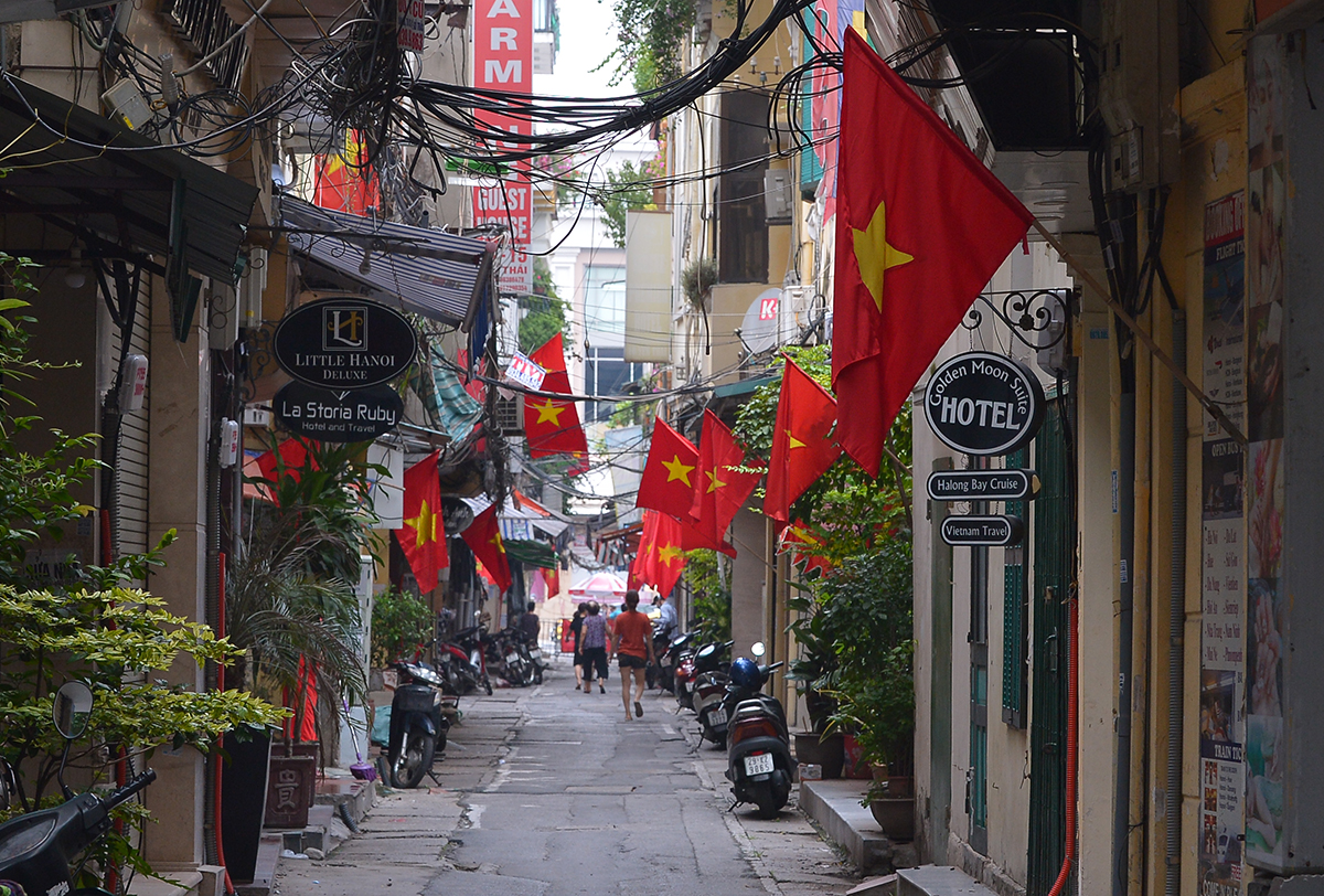 Đường phố Hà Nội rực rỡ sắc đỏ màu cờ Tổ quốc chào mừng Ngày Quốc khánh 2/9 - Ảnh 6.