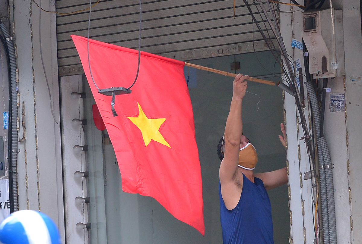 Đường phố Hà Nội rực rỡ sắc đỏ màu cờ Tổ quốc chào mừng Ngày Quốc khánh 2/9 - Ảnh 2.
