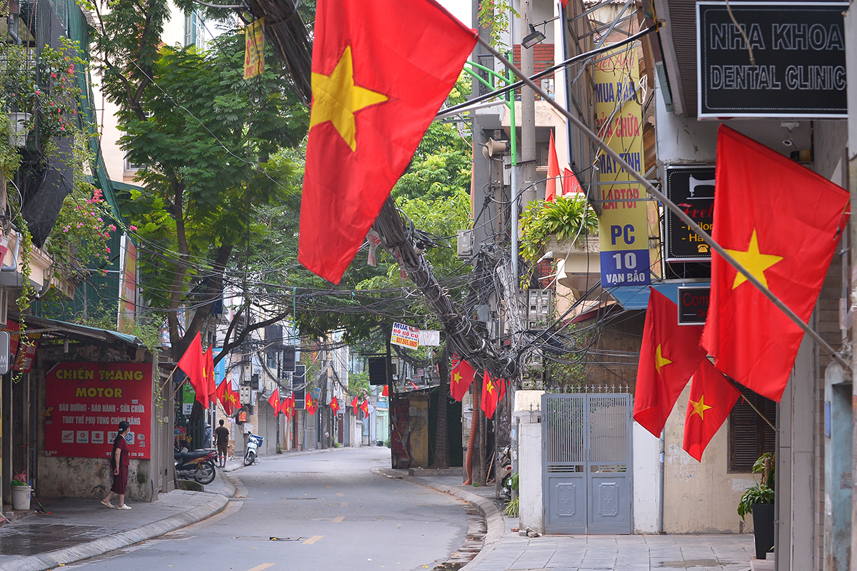 Đường phố Hà Nội rực rỡ sắc đỏ màu cờ Tổ quốc chào mừng Ngày Quốc khánh 2/9 - Ảnh 4.