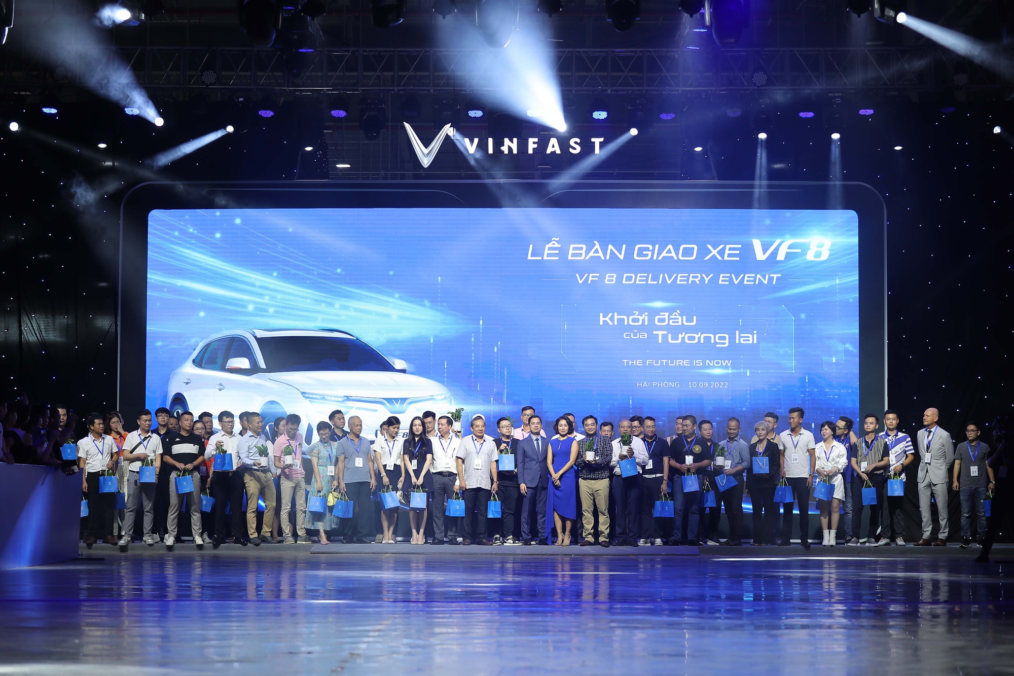 100 xe điện VinFast VF8 bàn giao cho khách hàng Việt Nam trước khi vào ...