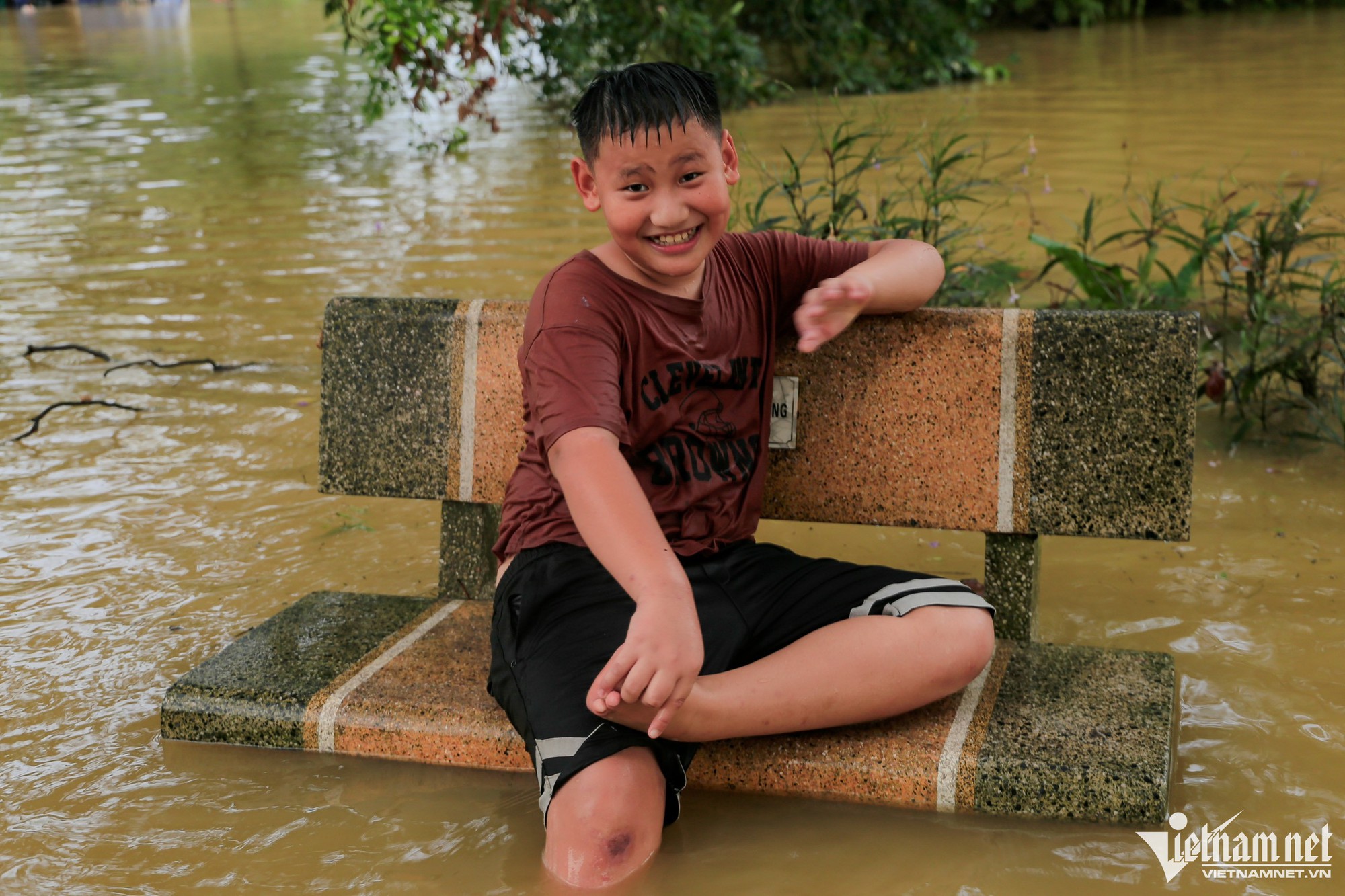 Trẻ em ngoại thành Hà Nội chơi đùa trong làn nước lũ - Ảnh 8. Trẻ em ngoại thành Hà Nội chơi đùa trong làn nước lũ - Ảnh 8.