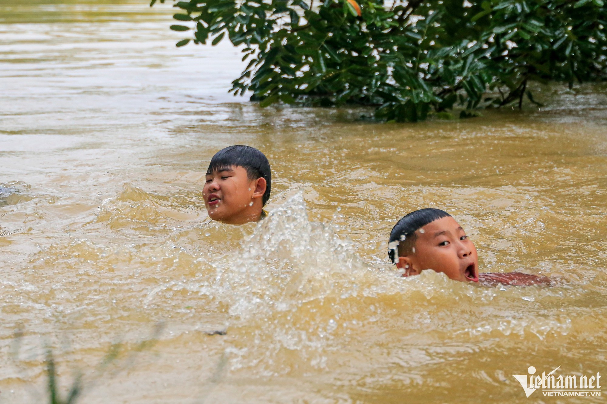 Trẻ em ngoại thành Hà Nội chơi đùa trong làn nước lũ - Ảnh 6. Trẻ em ngoại thành Hà Nội chơi đùa trong làn nước lũ - Ảnh 6.
