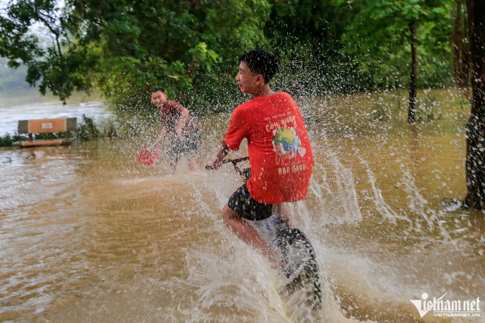 Trẻ em ngoại thành Hà Nội chơi đùa trong làn nước lũ - Ảnh 9. Trẻ em ngoại thành Hà Nội chơi đùa trong làn nước lũ - Ảnh 9.
