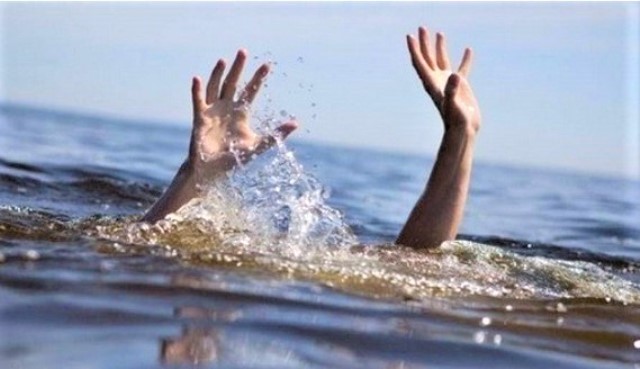 Nghệ An: 4 học sinh rủ nhau tắm biển, 2 em mất tích  - Ảnh 1.