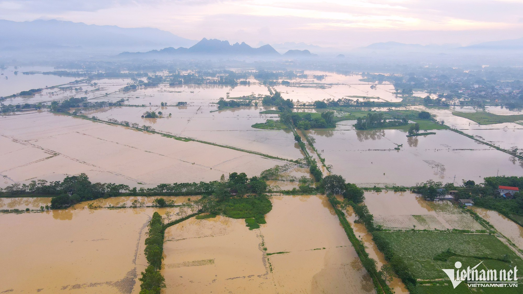 Trẻ em ngoại thành Hà Nội chơi đùa trong làn nước lũ - Ảnh 10. Trẻ em ngoại thành Hà Nội chơi đùa trong làn nước lũ - Ảnh 10.