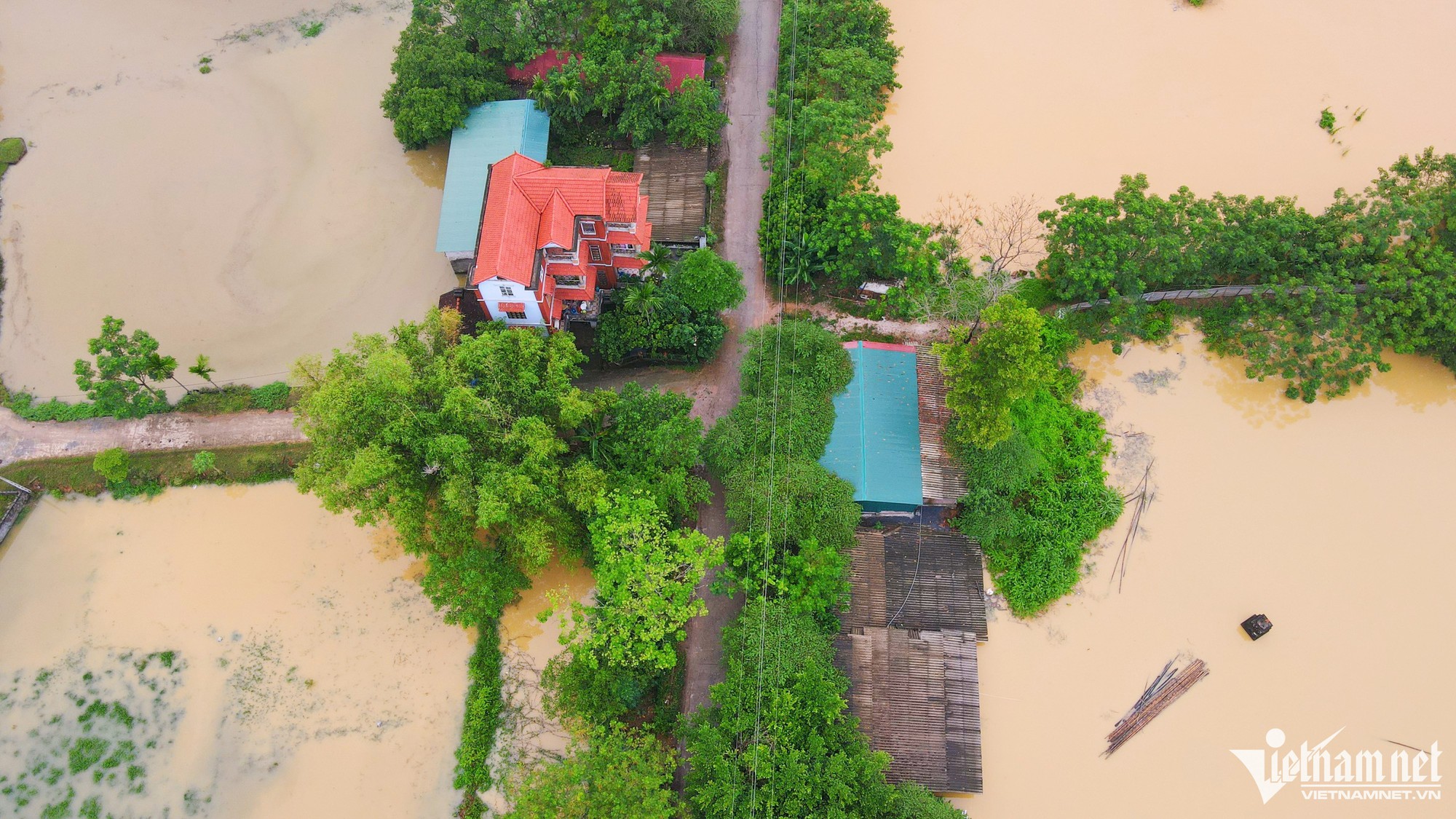 Trẻ em ngoại thành Hà Nội chơi đùa trong làn nước lũ - Ảnh 3. Trẻ em ngoại thành Hà Nội chơi đùa trong làn nước lũ - Ảnh 3.