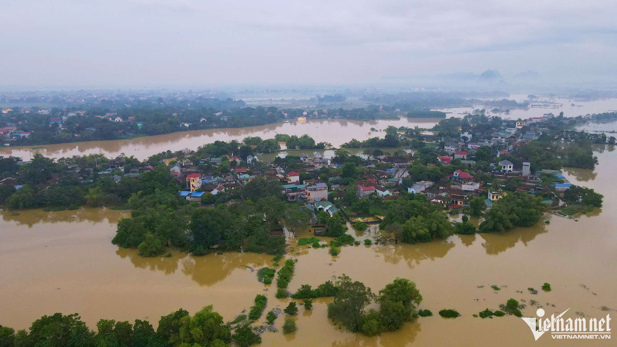 Trẻ em ngoại thành Hà Nội chơi đùa trong làn nước lũ - Ảnh 2. Trẻ em ngoại thành Hà Nội chơi đùa trong làn nước lũ - Ảnh 2.