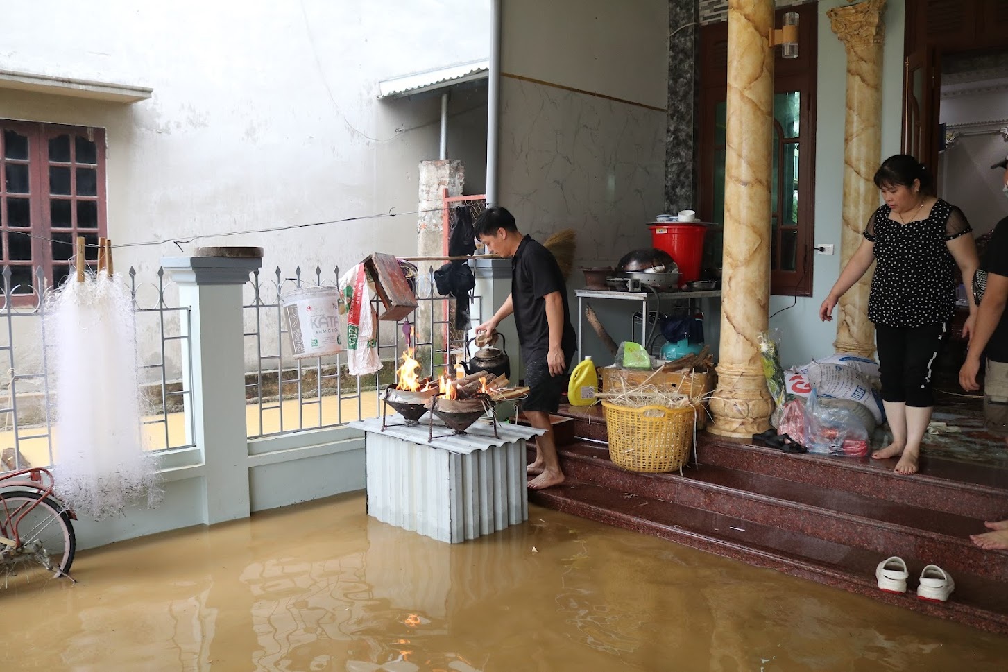 Hà Nội di dời hơn 200 hộ dân do mưa lũ - Ảnh 3.