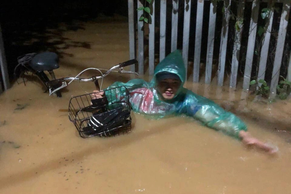 Hà Nội di dời hơn 200 hộ dân do mưa lũ - Ảnh 2.