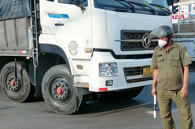 Người phụ nữ bị xe tải c&aacute;n tử vong khi dừng đ&egrave;n đỏ - Ảnh 1.