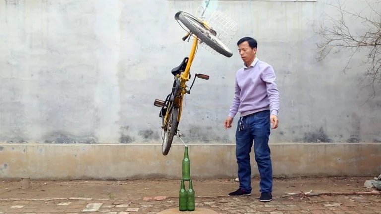 Người đàn ông Trung Quốc nổi tiếng với tài cân bằng đồ vật đáng kinh ngạc - Ảnh 1.