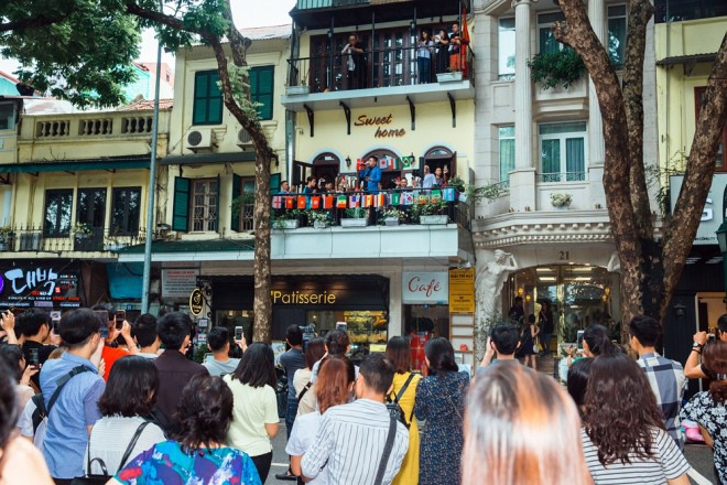 Bên trong căn nhà phố cổ của Tuấn Hưng, nơi hàng nghìn khán giả đến nghe hát cuối tuần - Ảnh 1.