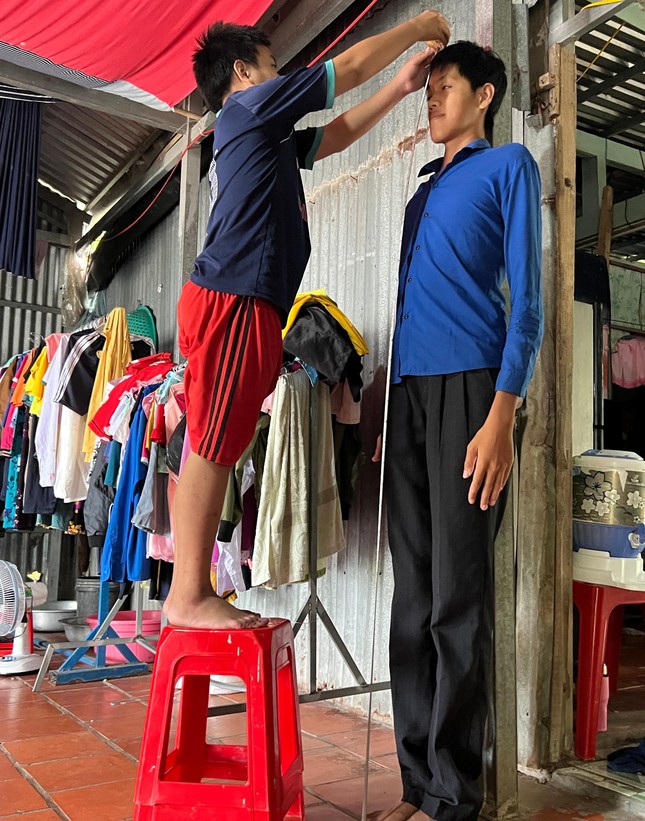 Ch&agrave;ng trai 22 tuổi ở C&agrave; Mau bỗng dưng cao đột biến hơn 2m - Ảnh 1.