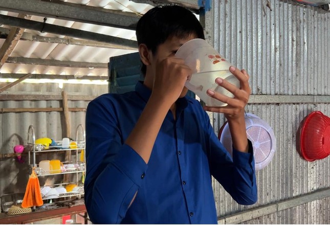 Ch&agrave;ng trai 22 tuổi ở C&agrave; Mau bỗng dưng cao đột biến hơn 2m - Ảnh 2.