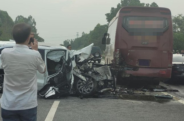 &Ocirc; t&ocirc; con va chạm xe kh&aacute;ch, 2 người thương vong - Ảnh 1.