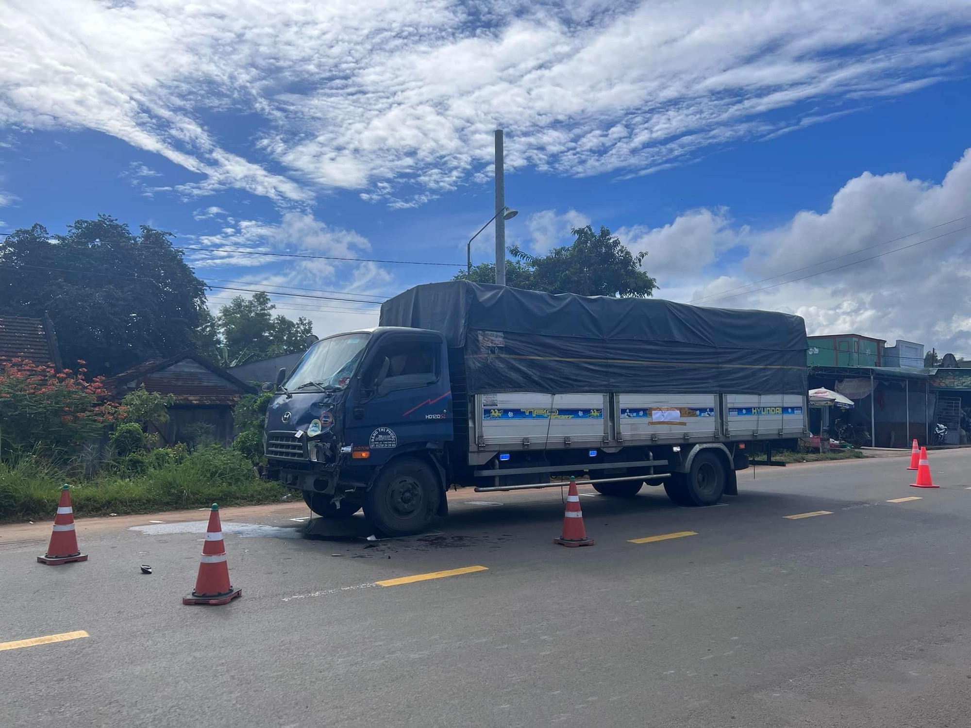 Xe tải t&ocirc;ng xe m&aacute;y, hai người đ&agrave;n &ocirc;ng tử vong - Ảnh 2.