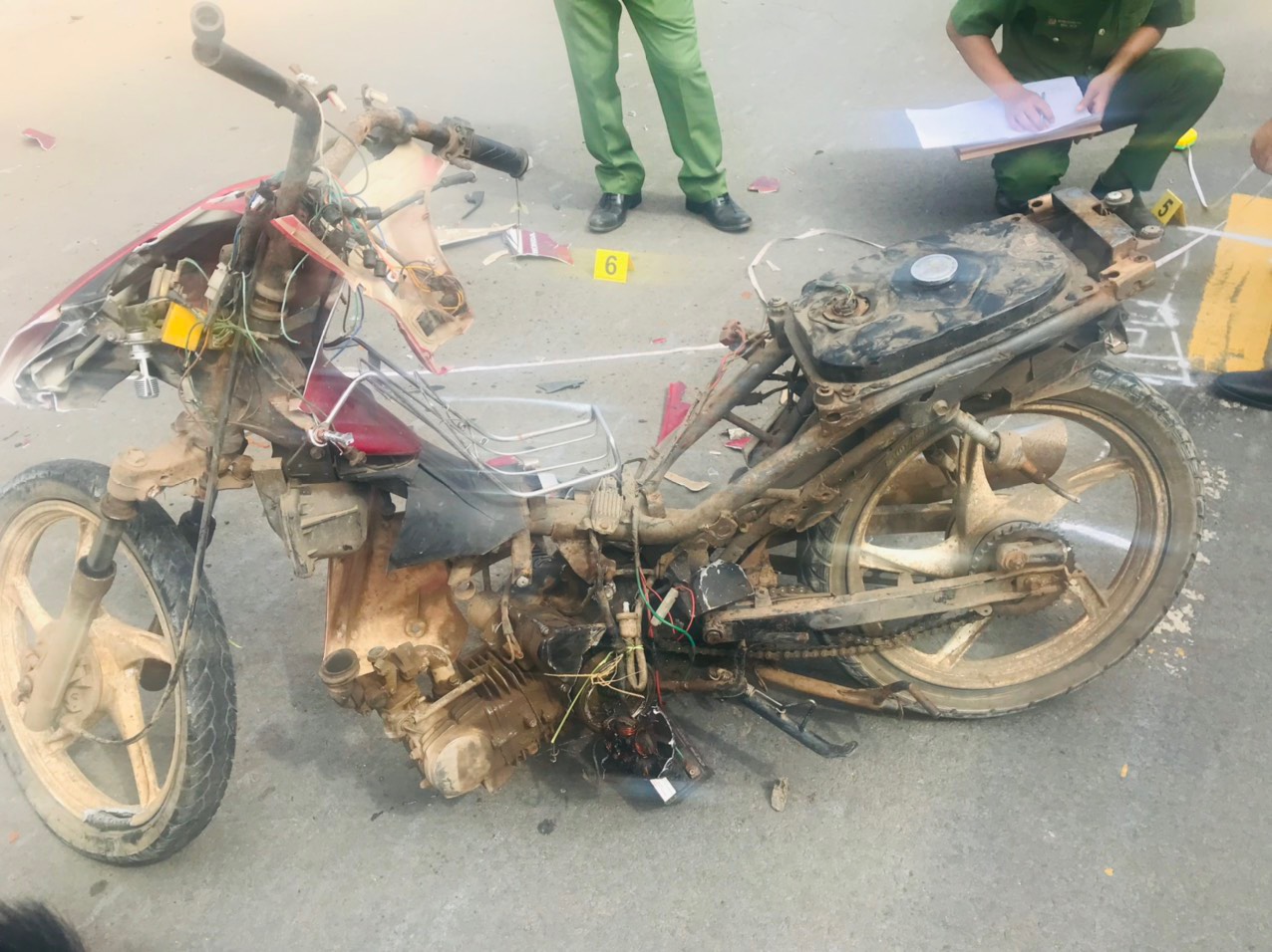 Xe tải t&ocirc;ng xe m&aacute;y, hai người đ&agrave;n &ocirc;ng tử vong - Ảnh 1.