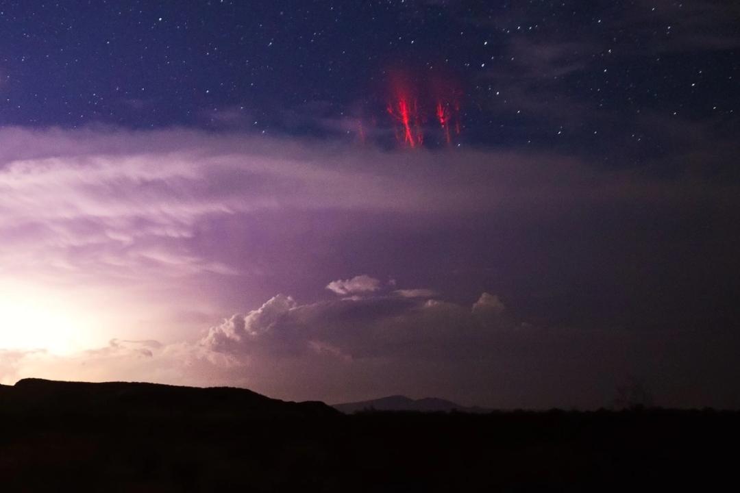 &quot;Sứa đỏ khổng lồ&quot; xuất hiện trên bầu trời sau cơn bão, hiện tượng bí ẩn đã được nhà khoa học giải mã - Ảnh 4.