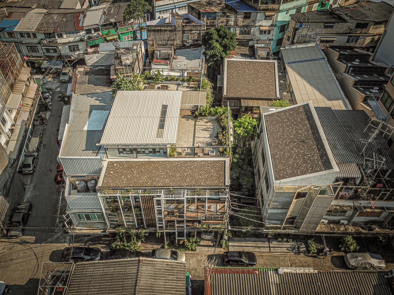 Dãy shophouse cũ kỹ hóa thành không gian sống bắt mắt - Ảnh 1. Dãy shophouse cũ kỹ hóa thành không gian sống bắt mắt - Ảnh 1.