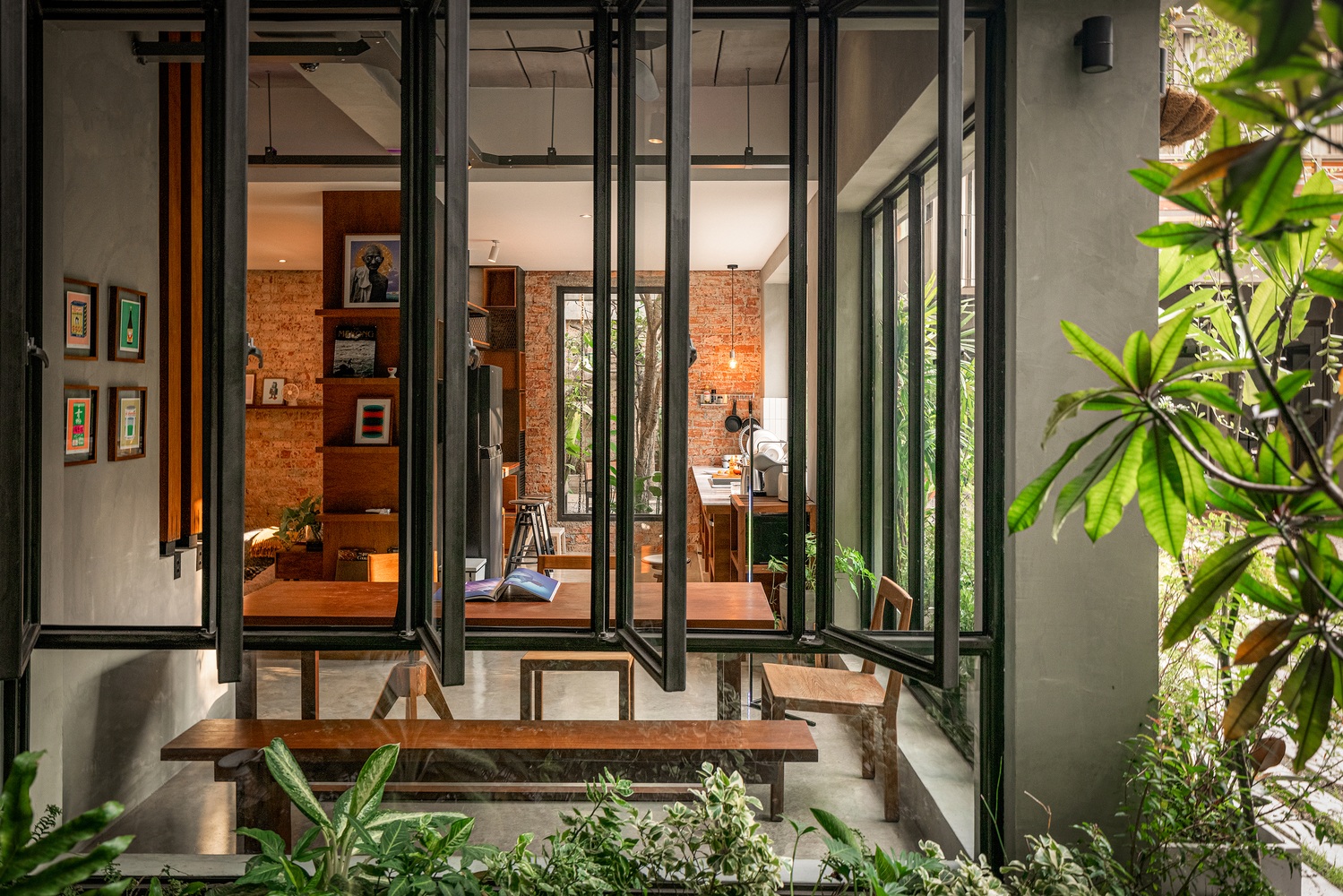 Dãy shophouse cũ kỹ hóa thành không gian sống bắt mắt - Ảnh 8. Dãy shophouse cũ kỹ hóa thành không gian sống bắt mắt - Ảnh 8.