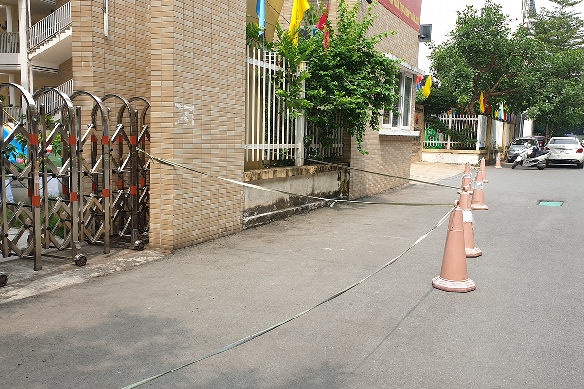Các &quot;tuyệt chiêu&quot; chống đỗ xe có 1 không 2 trên đường phố Hà Nội - Ảnh 1.