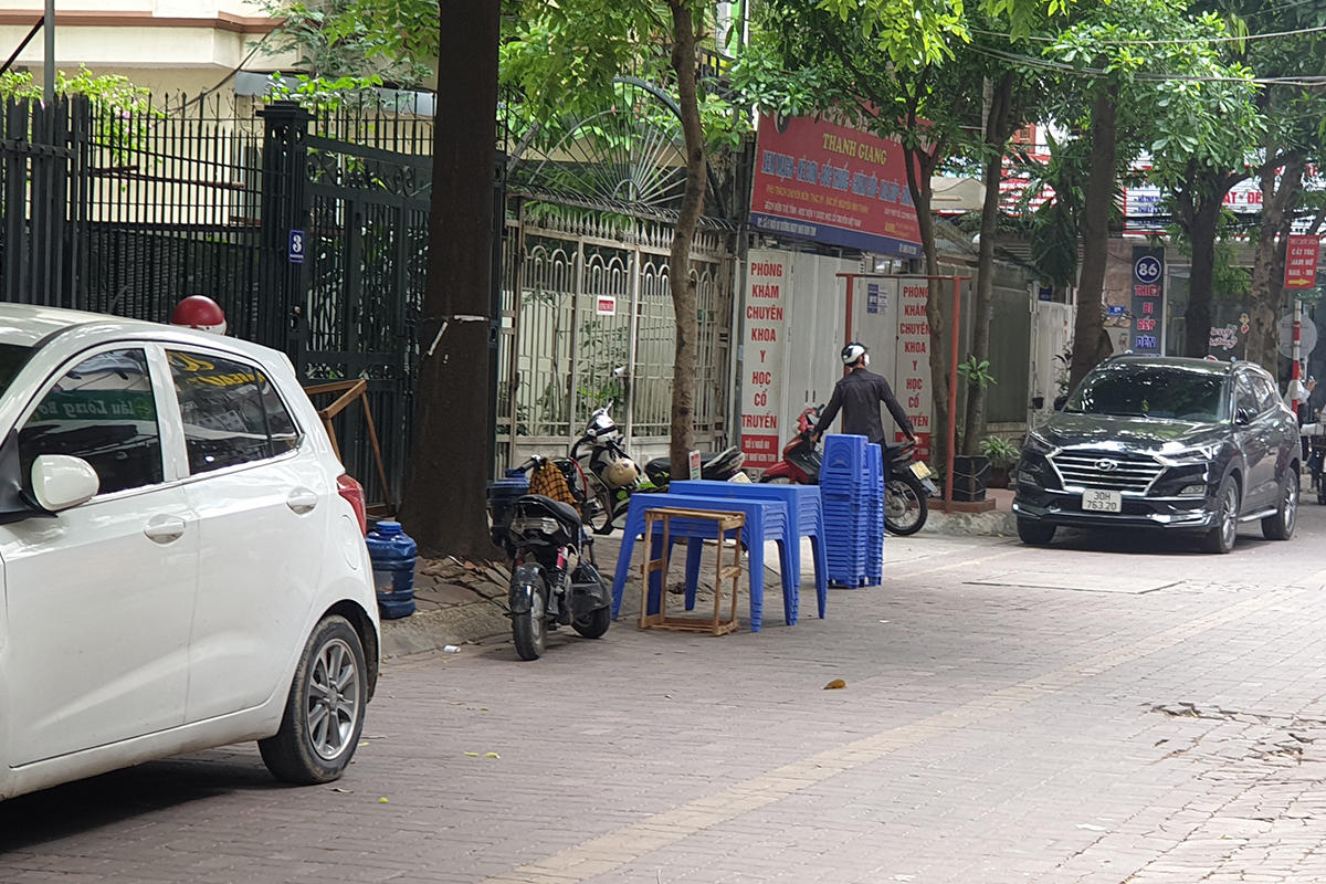 Các &quot;tuyệt chiêu&quot; chống đỗ xe có 1 không 2 trên đường phố Hà Nội - Ảnh 11.