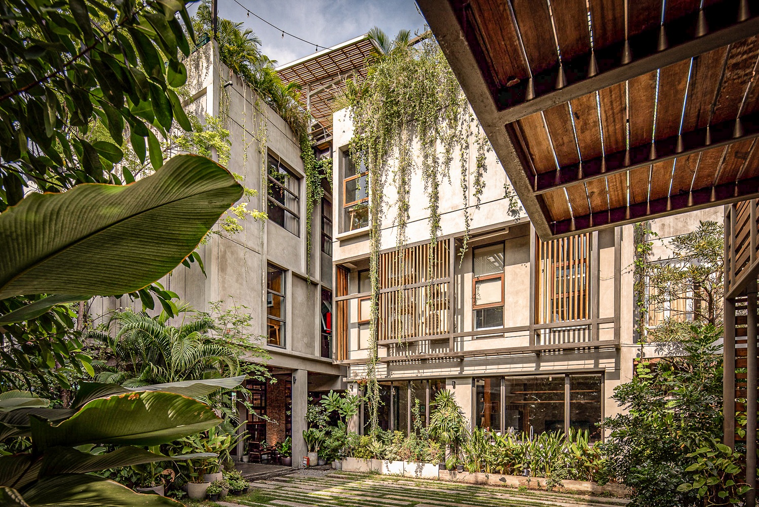 Dãy shophouse cũ kỹ hóa thành không gian sống bắt mắt - Ảnh 3. Dãy shophouse cũ kỹ hóa thành không gian sống bắt mắt - Ảnh 3.