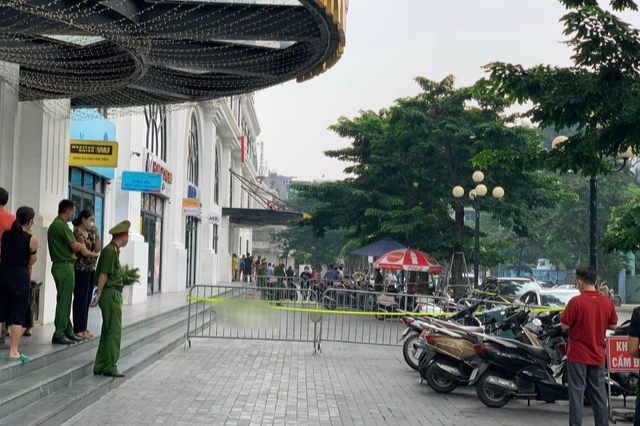 Một người rơi từ tầng cao chung cư ở Hà Nội - Ảnh 1. Một người rơi từ tầng cao chung cư ở Hà Nội - Ảnh 1.