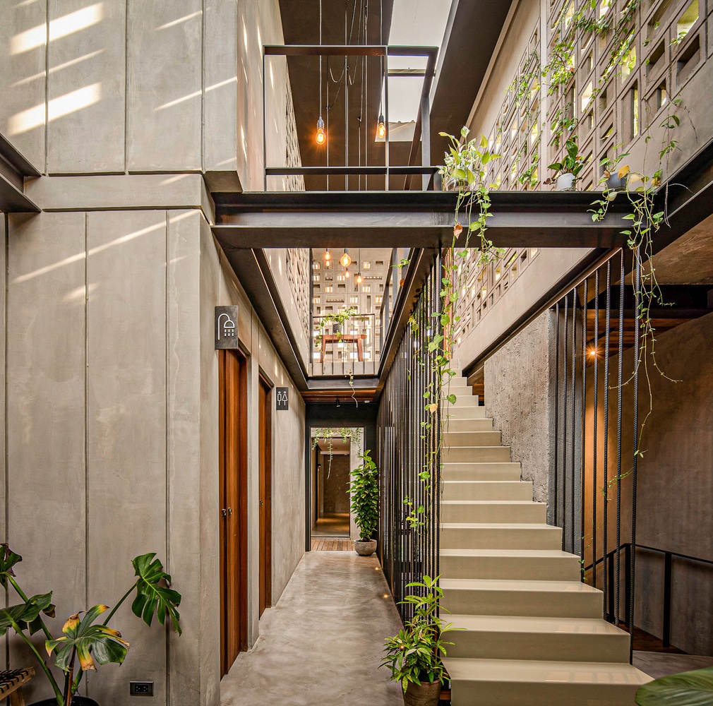 Dãy shophouse cũ kỹ hóa thành không gian sống bắt mắt - Ảnh 4. Dãy shophouse cũ kỹ hóa thành không gian sống bắt mắt - Ảnh 4.