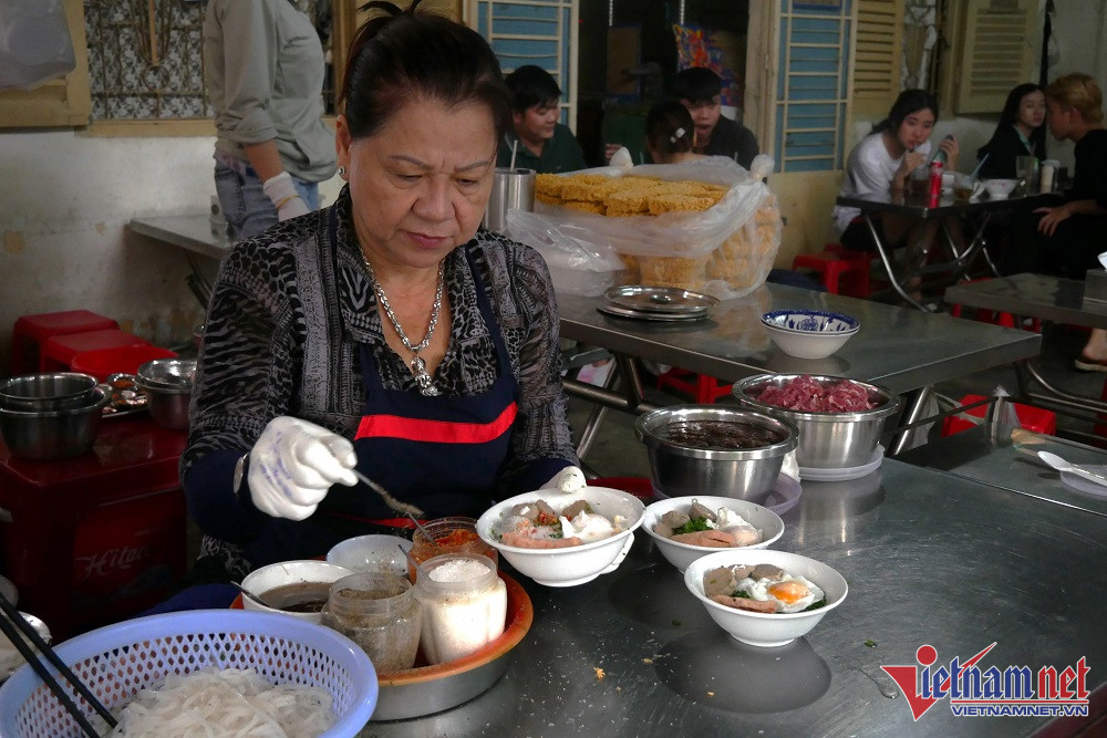 TikToker thổi giá tô bánh canh lên 700 ngàn, chủ quán bật khóc - Ảnh 2.