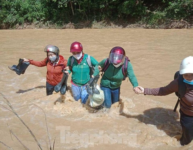 Rưng rưng hình ảnh giáo viên nắm chặt tay nhau vượt dòng lũ chảy xiết đến trường - Ảnh 7.