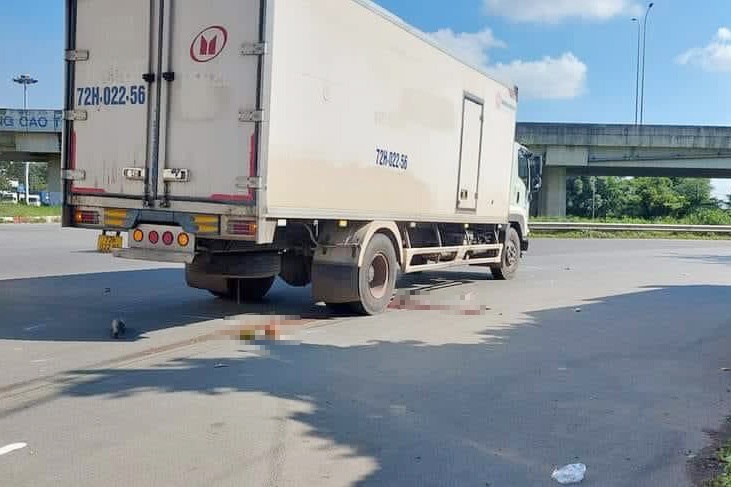 Va chạm xe tải, 3 người đi xe m&aacute;y tử vong - Ảnh 1.