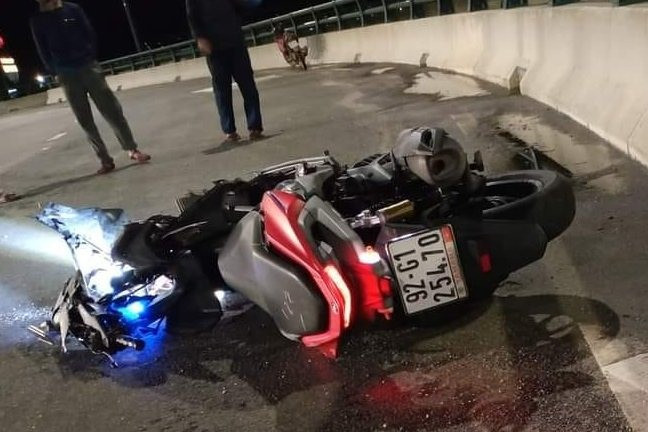 Thanh ni&ecirc;n tử vong sau c&uacute; t&ocirc;ng xe bất ngờ v&agrave;o lan can cầu - Ảnh 1.