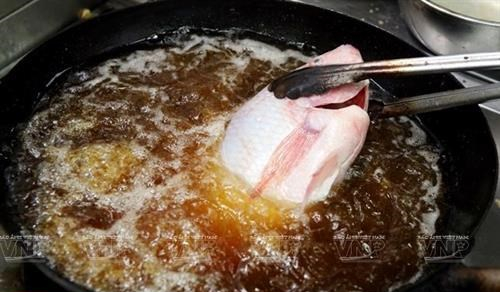 Món ăn mới lạ - cá diêu hồng chiên giòn cực kì ngon không ngán còn rất thanh mát cuốn bánh tráng - Ảnh 1. Món ăn mới lạ - cá diêu hồng chiên giòn cực kì ngon không ngán còn rất thanh mát cuốn bánh tráng - Ảnh 1.