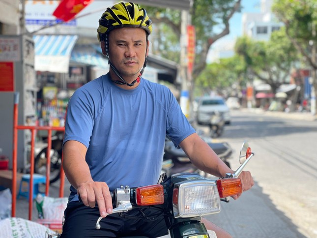 Thanh ni&ecirc;n chạy như bay cứu c&ocirc; g&aacute;i bị &ocirc; t&ocirc; cuốn v&agrave;o gầm - Ảnh 2.