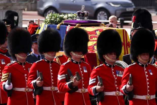 Lễ viếng Nữ hoàng Anh Elizabeth II kéo dài 4 ngày, đám đông xếp hàng dài 4 km để chờ viếng - Ảnh 3.