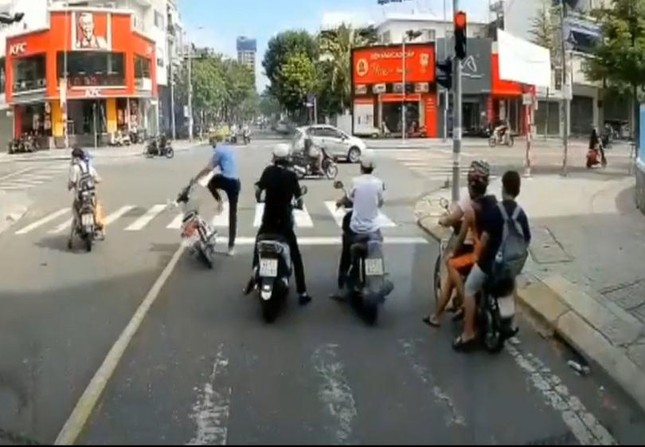 Thanh ni&ecirc;n chạy như bay cứu c&ocirc; g&aacute;i bị &ocirc; t&ocirc; cuốn v&agrave;o gầm - Ảnh 1.